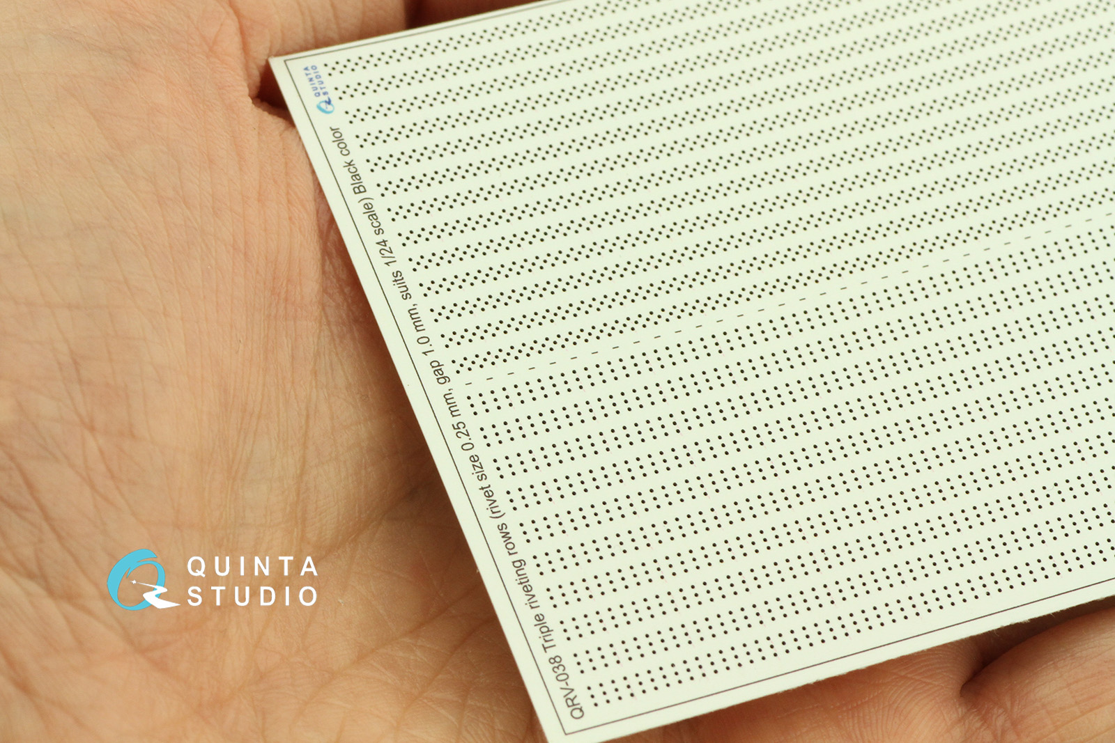 QRV-038 Тройные клепочные ряды (размер клепки 0.25 mm, интервал 1.0 mm, масштаб 1/24), черные,общая длина 3.