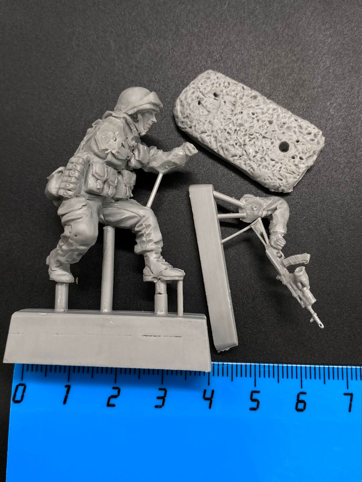 5082ТБ ВИМ, пригнувшийся боец (Росгвардия) стреляющий из автомата с подствольником Три Богатыря