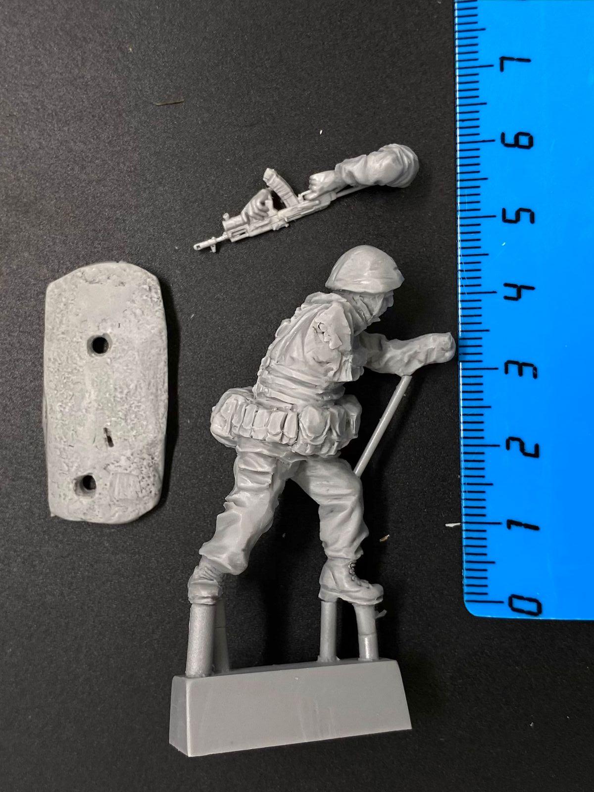 5085ТБ ВИМ, стоящий боец (Росгвардия) стреляющий из автомата с подствольником Три Богатыря