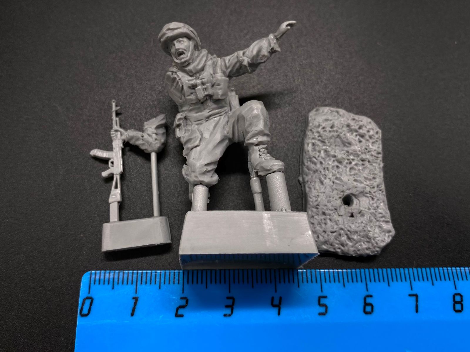 5080ТБ ВИМ, стоящий на одном колене командир (Росгвардия) указывающий рукой Три Богатыря