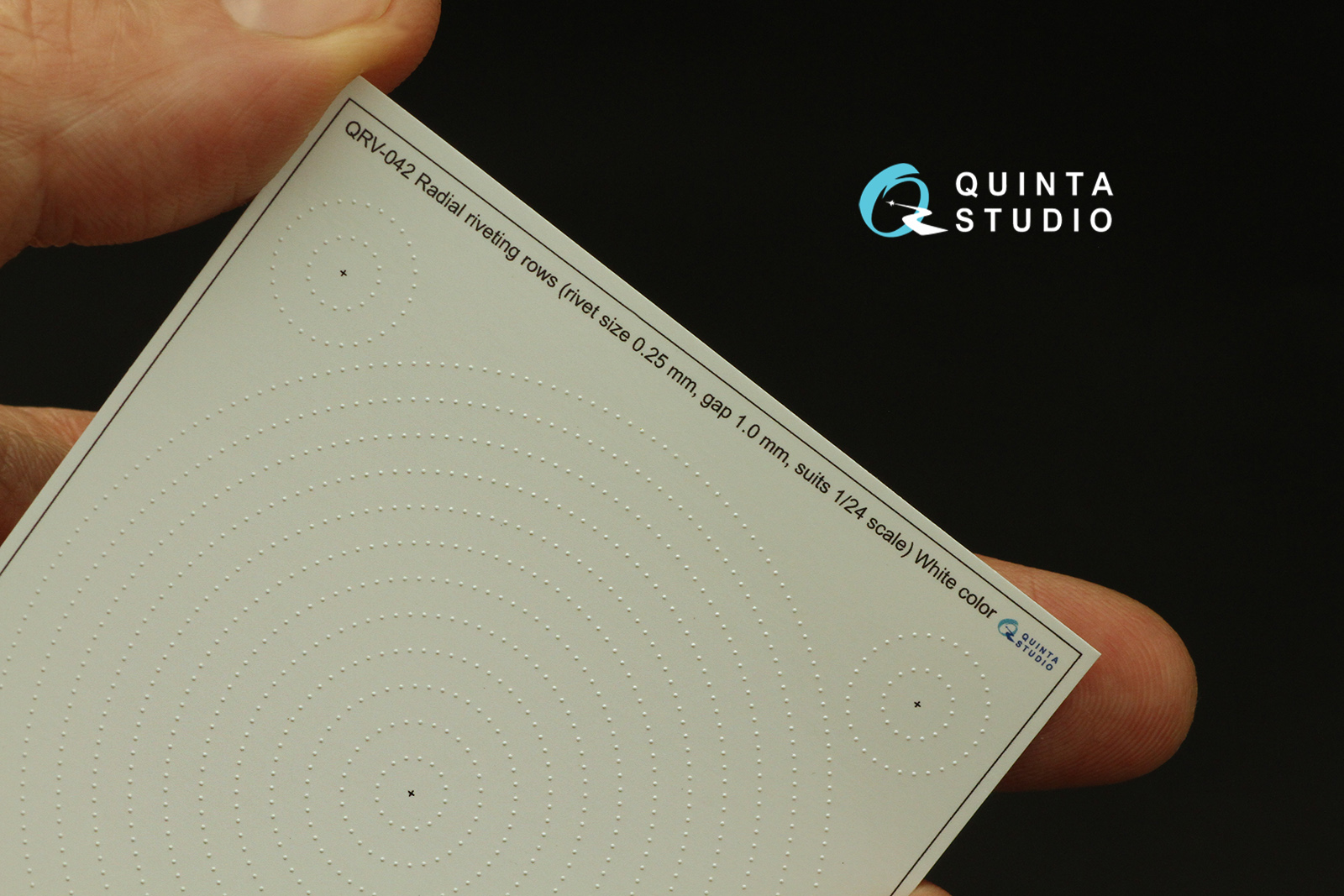 QRV-042 Радиальные клепочные ряды (размер клепки 0.25 mm, интервал 1.0 mm, масштаб), белые