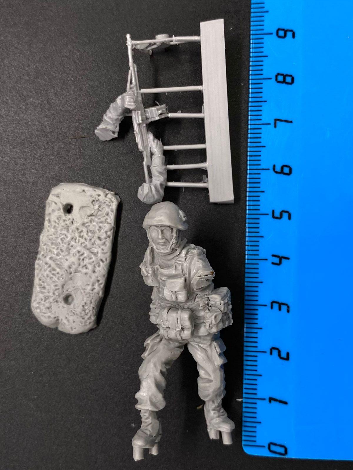 5086ТБ ВИМ, стоящий боец (Росгвардия) стреляющий из ПК Три Богатыря