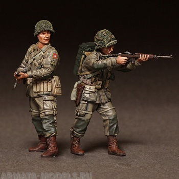 3633SOGA Sergeant and radio operator 82st Airborne in battle. WW II