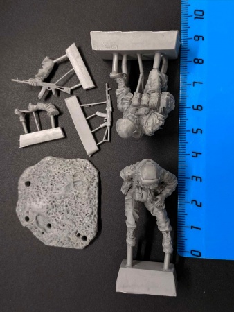 5089ТБ ВИМ, боец (Росгвардия) помогает раненному товарищу перевязать рану Три Богатыря